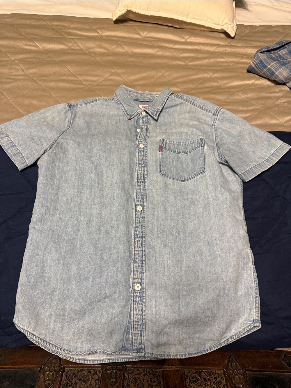 Levi’s Men’s Standard Fit Light Wash Denim Short Sleeve Shirt M